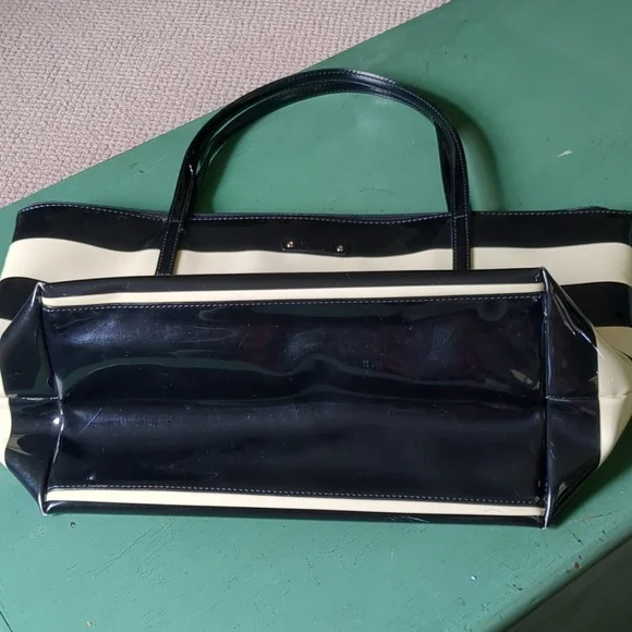 KATE SPADE BLACK & BEIGE PATENT LEATHER BAG - Picture 4 of 16